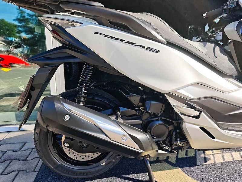 Honda Forza 300 ABS (2018) Smart box, Vyhřívané rukojeti, - fotka 12 z 20