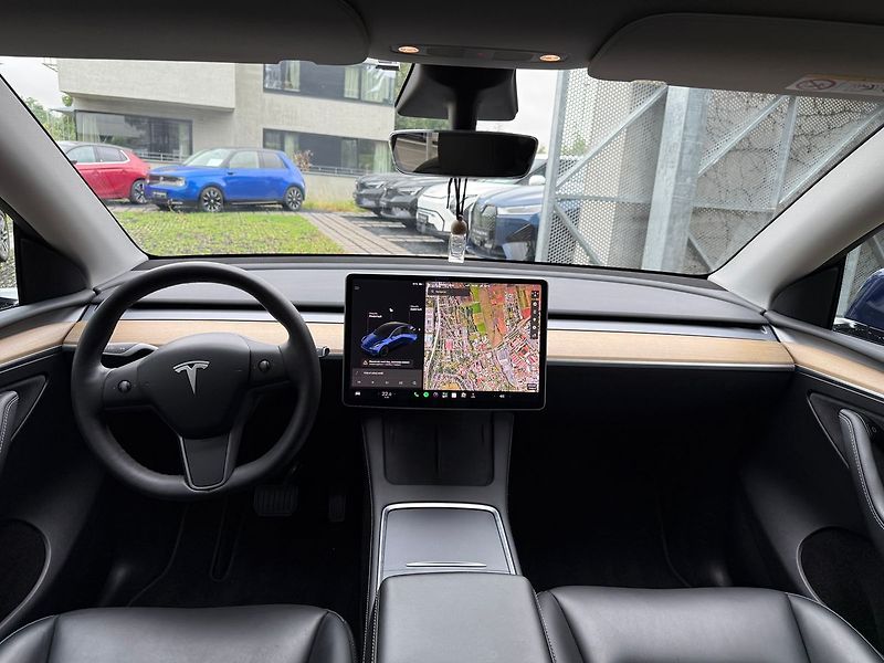 Tesla Model Y Long Range AWD - fotka 11 z 41