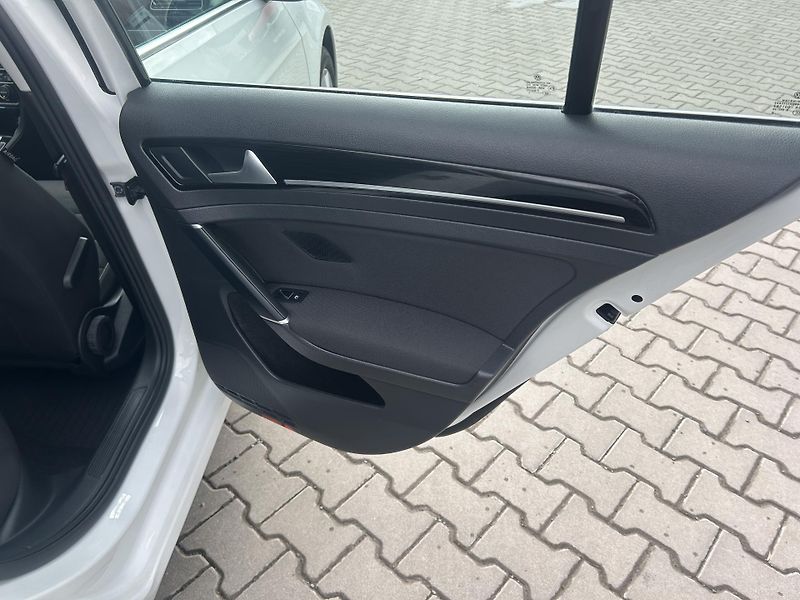 Volkswagen Golf Variant 2,0TDi Highline NAVI LEDMATRIX - fotka 42 z 69