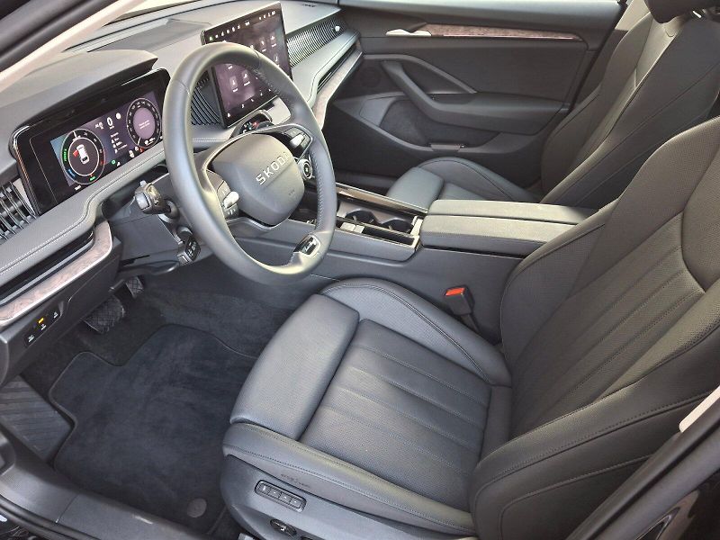 Škoda Superb (2025) Combi iV L&K DSG 1,5TSi 150kW - fotka 6 z 35