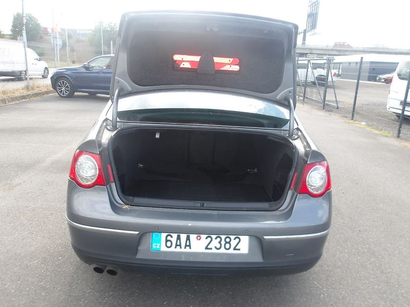 Volkswagen Passat 2,0FSi - fotka 17 z 42