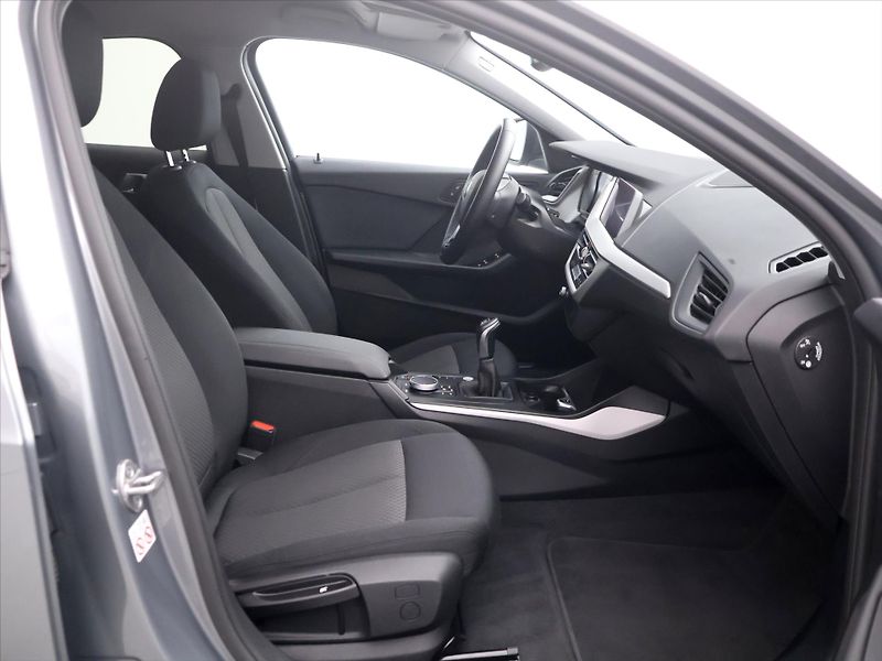 BMW Řada 1 1,5 116d 85kW Aut.klima LED - fotka 12 z 39