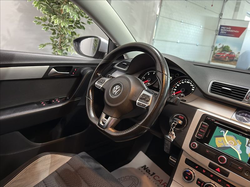 Volkswagen Passat 2,0   TDI DSG R-LINE 130kW NAV - fotka 22 z 39