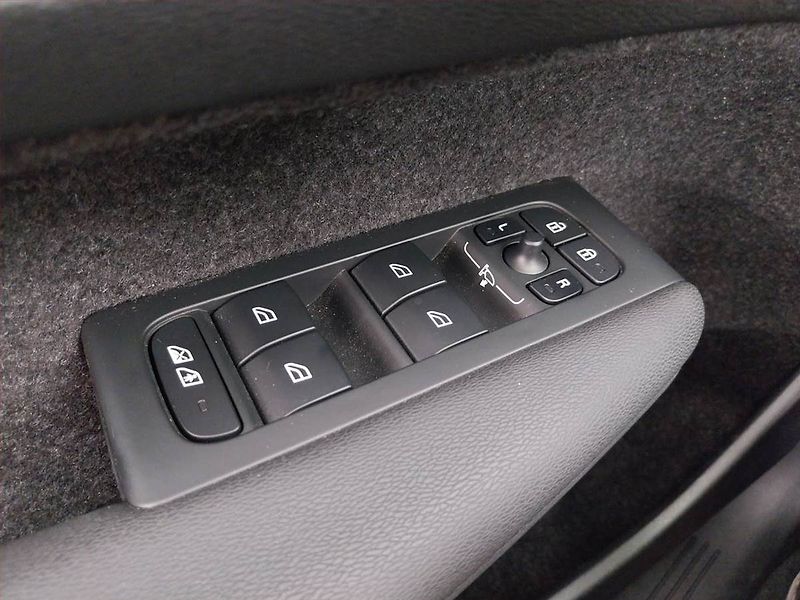 Volvo XC40 (2024) B4 - fotka 20 z 24