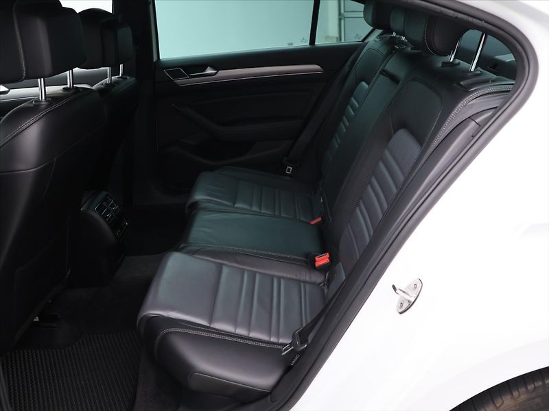 Volkswagen Passat 2,0 TDI 140kW DSG R-line CZ - fotka 12 z 27