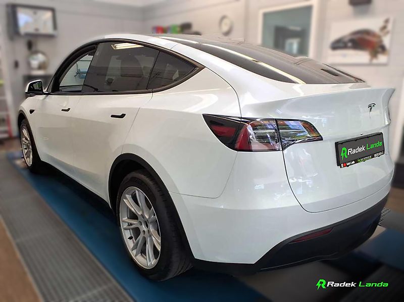 Tesla Model Y (2023) AWD Berlín, Tažné, Dual Motor - fotka 2 z 9