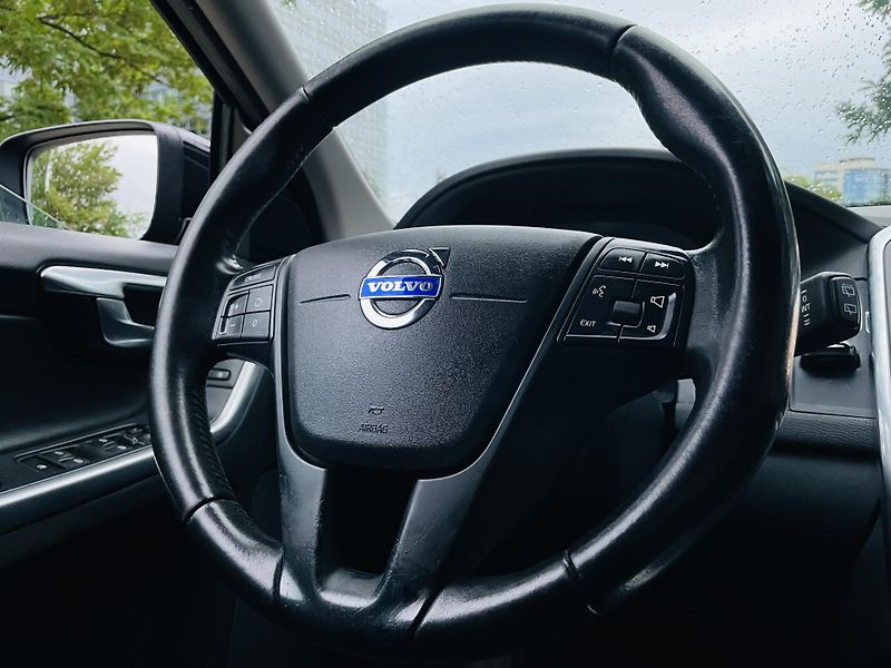 Volvo XC60 2.4D 4x4 AUT SERVISKA TAŽNÉ - fotka 33 z 43