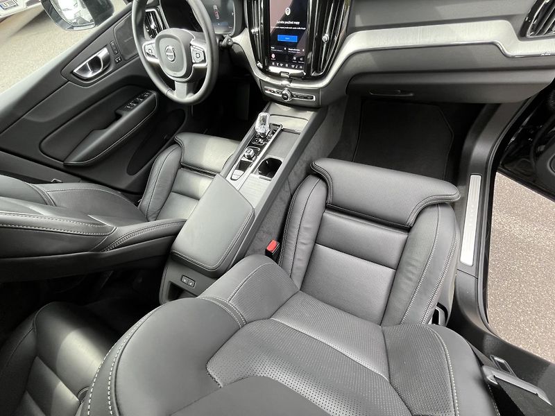 Volvo XC60 B5 AWD PLUS DARK/360/vent/kola - fotka 17 z 50