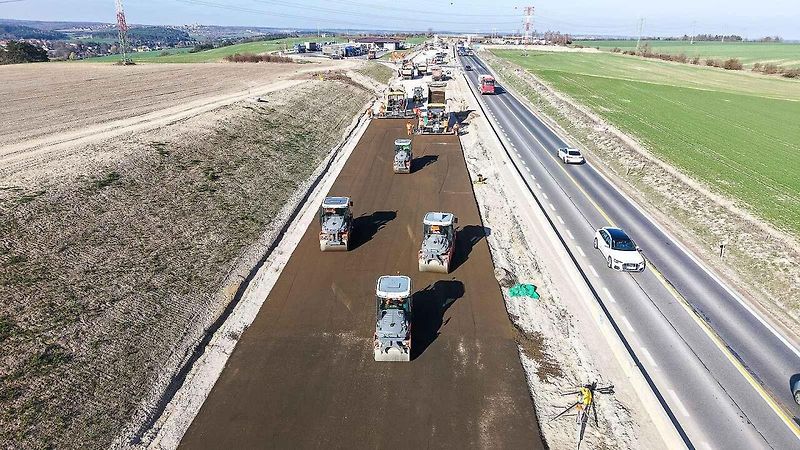 Stavba dálnice D7 Praha - Chomutov mezi Knovízem ve Středočeském a Panenským Týncem v Ústeckém kraji.