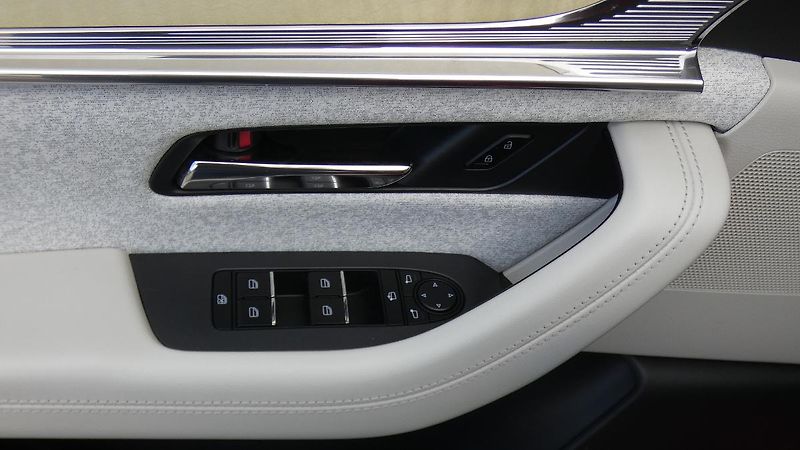 Mazda CX-60 2.5 e-Skyactiv PHEV Takumi - fotka 9 z 28