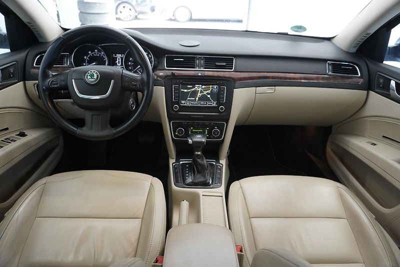Škoda Superb 3.6 V6 191kW 4x4 REZERVACE - fotka 20 z 36