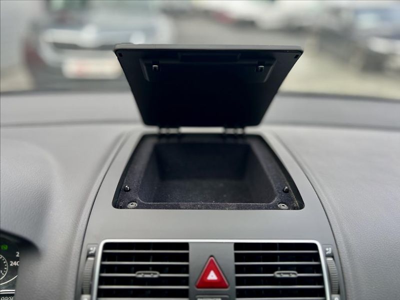 Volkswagen Touran 1,6 TDi / KLIMA / 7MÍST / DSG - fotka 29 z 39