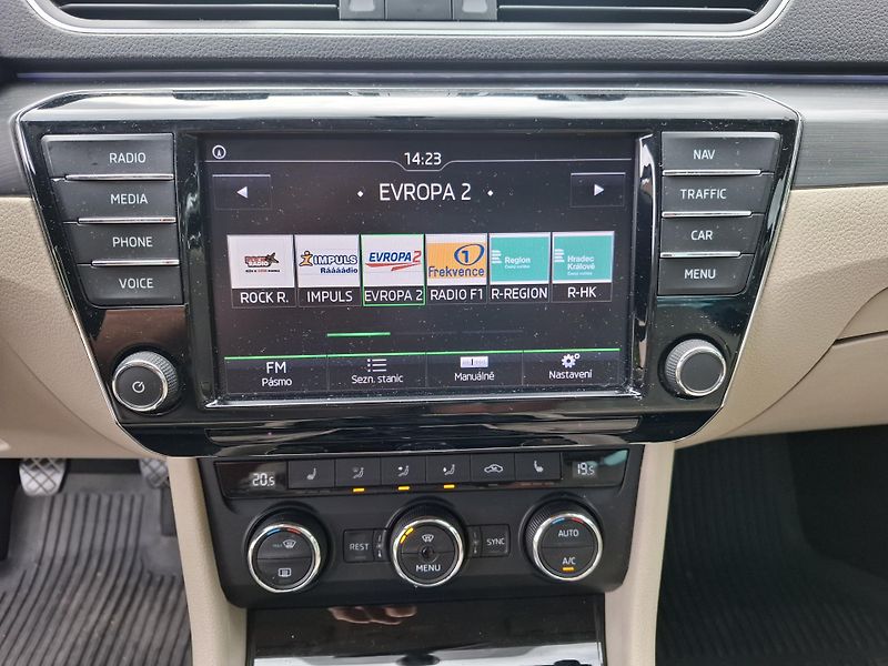 Škoda Superb (2016) 2.0 TDI Elegance, alkantara - fotka 18 z 21