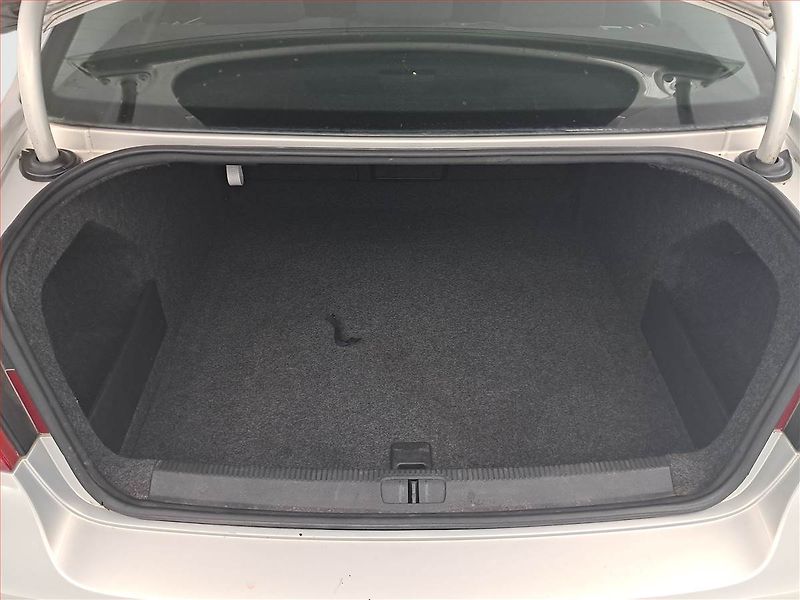 Volkswagen Passat (2010) 1.6 TDI, Serv.kniha, Navi - fotka 14 z 16