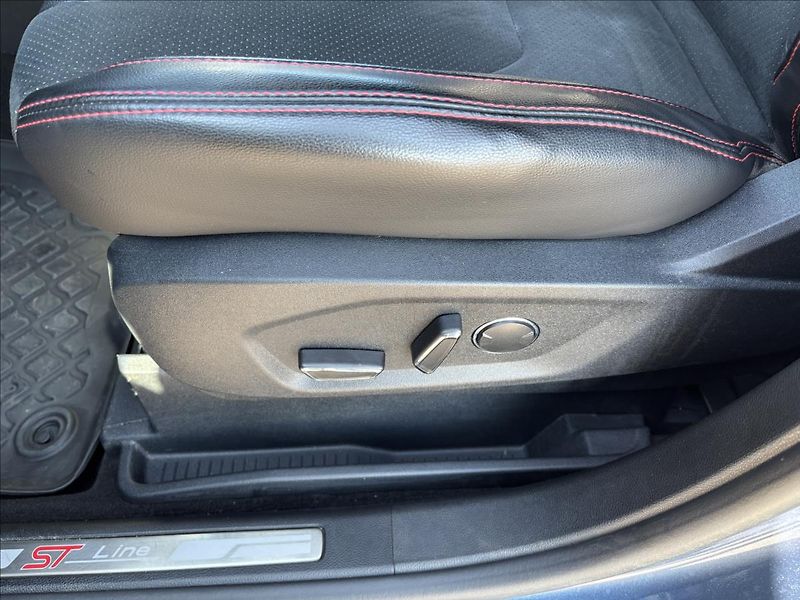 Ford S-MAX 2,5 HEV ST-Line 140kW - fotka 31 z 55
