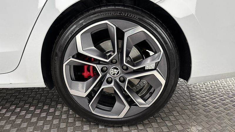 Škoda Octavia 2.0 TSI DSG RS Combi - fotka 19 z 26