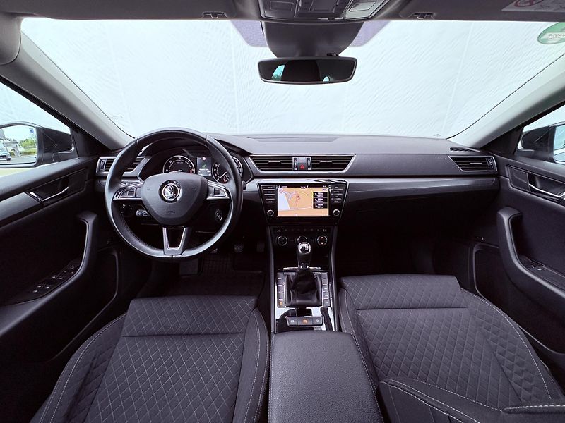 Škoda Superb Combi 1.6 TDI STYLE 88 kW M6F - fotka 19 z 30