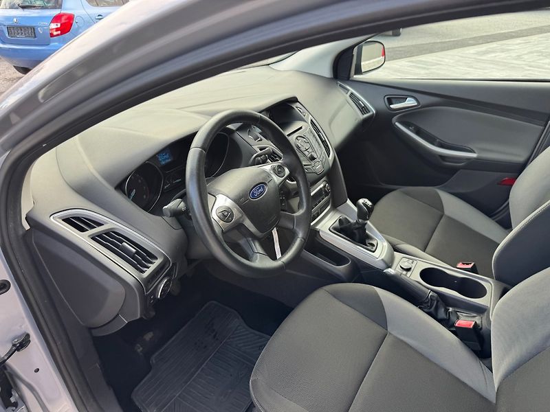 Ford Focus (2011) Trend 1.6 Ti-VCT - fotka 11 z 30
