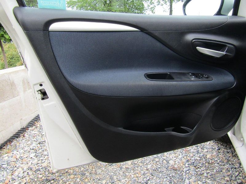 Fiat Punto (2011) 1.4I 57kW CNG - fotka 18 z 34