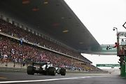 F1 2017 GP Číny - Lewis Hamilton (Mercedes) si přijíždí do cíle pro své první vítězství v sezóně