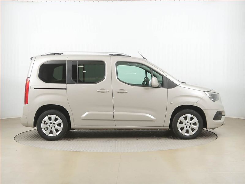 Opel Combo (2020) Enjoy 1.2 Turbo, 5Míst, ČR - fotka 6 z 16