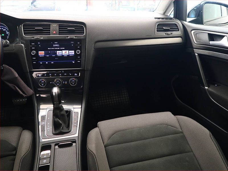 Volkswagen Golf (2018) 1.6 TDI, Automat, Navi, Xenony - fotka 8 z 18