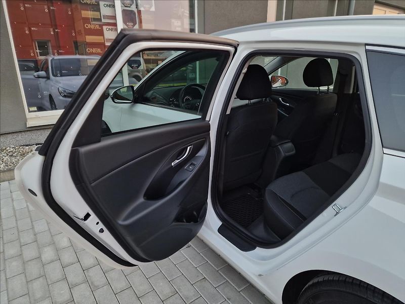 Hyundai i30 1.0 T-Gdi Family Smart Kombi - fotka 18 z 50