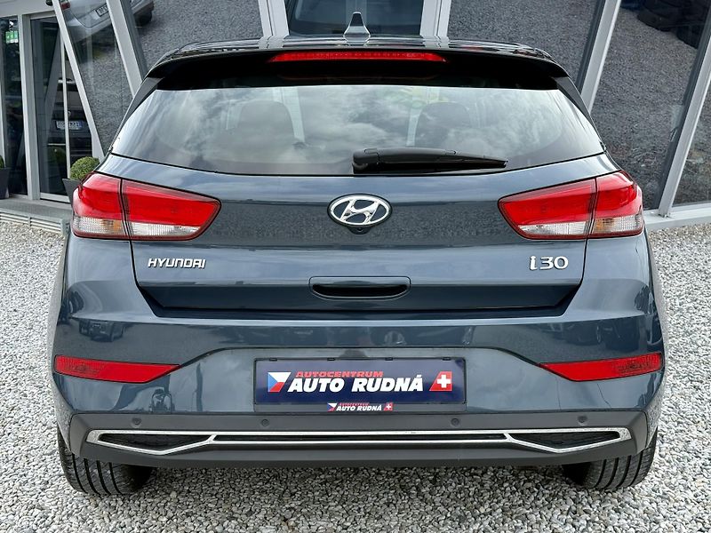 Hyundai i30 1,5 T-GDI DCT Smart Automat ČR - fotka 11 z 40