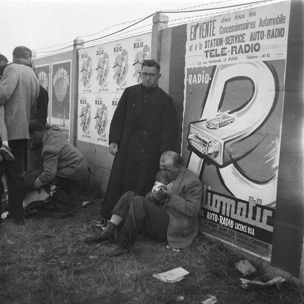 Le Mans 11. června 1955, okamžiky po katastrofě. Po nehodě závod i přes chaos pokračoval, protože funkcionáři se obávali, že hromadný odchod diváků by zablokoval cesty a na místo by se nedostali záchranáři.