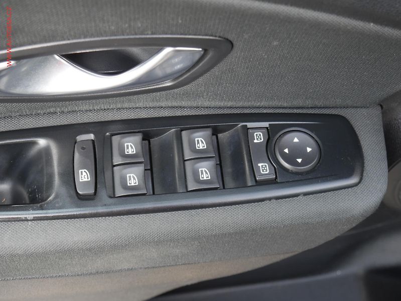 Renault Mégane (2010) 1.6i, ČR, AC, park.kamera - fotka 11 z 16