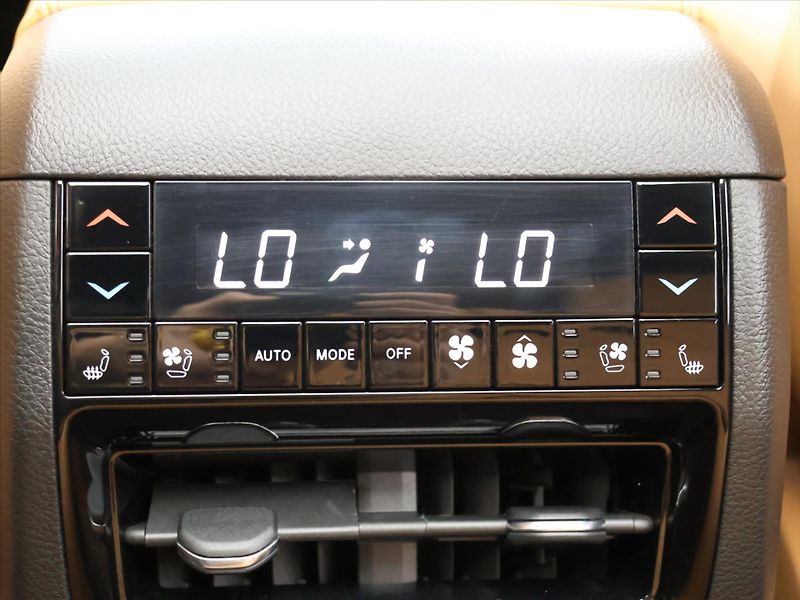 Jeep Grand Cherokee 2,0 4xe Summit Plug-In CZ DPH - fotka 41 z 90