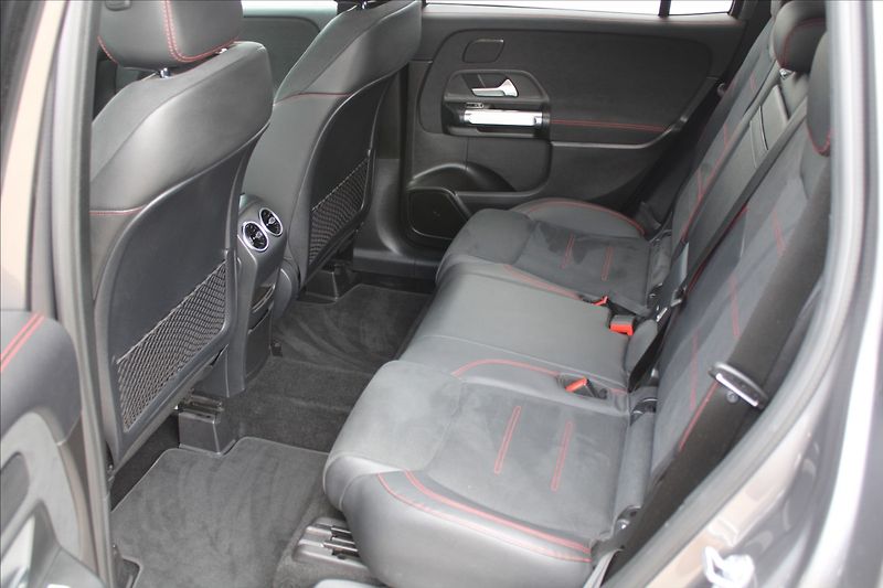 Mercedes-Benz GLB 2,0 220D  ČR,4MATIC,A/T,AMG - fotka 30 z 39