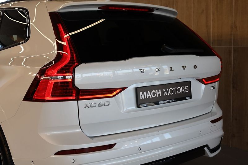 Volvo XC60 T8 PLUS Dark, Ventilace, 360° - fotka 10 z 35