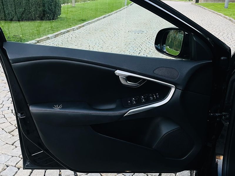 Volvo V40 2.0D3 MANUÁL CROSS SERVISKA  - fotka 31 z 43