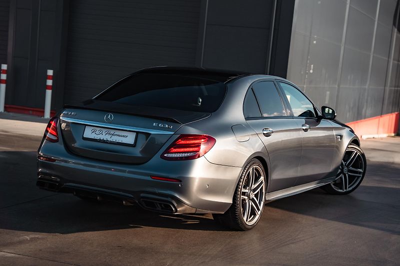 Mercedes-Benz Třídy E (2017) E63S AMG 4Matic+ V8 Biturbo - fotka 12 z 99