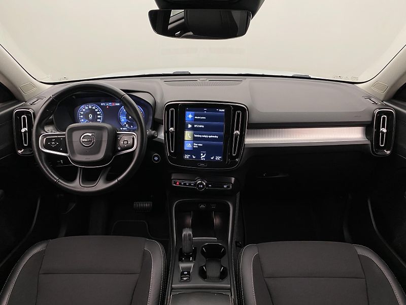 Volvo XC40 D3 MOMENTUM AUT  - fotka 2 z 45
