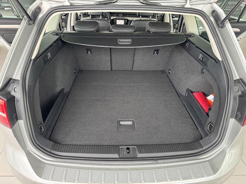 Volkswagen Passat 2,0TDI DSG*Highline*REZERVACE! - fotka 30 z 32