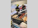 Cvičení hasičů v novém nadzemním parkovacím domě v Táboře při simulovaném požáru elektromobilu.