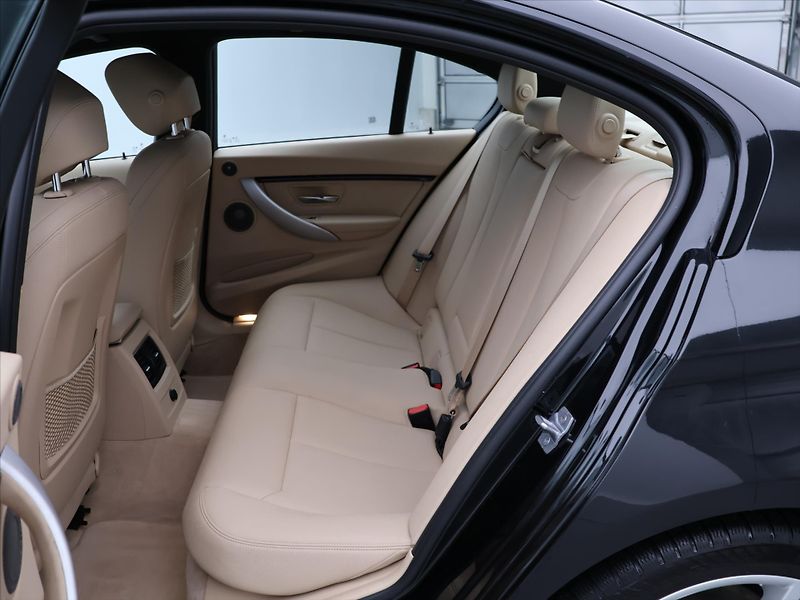 BMW Řada 3 2,0 318d M Sport Aut. CZ DPH - fotka 14 z 34