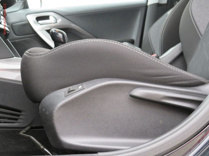 Peugeot 2008 (2017) 1.2PT, ČR, Active - fotka 23 z 28