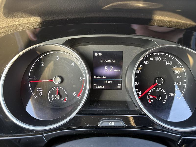 Volkswagen Touran (2018) 2.0 TDi Highline - fotka 16 z 16