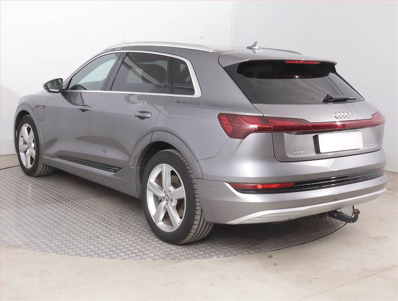 Audi e-tron (2020) S-Line 50 quattro - fotka 4 z 19