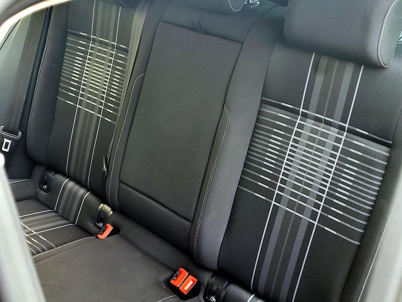 Volkswagen Golf 1,2 TSi LOUNGE 81kW *SERVIS* - fotka 20 z 45