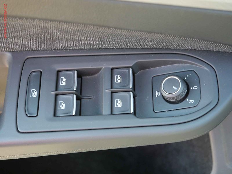 Volkswagen Golf (2023) 1.0 eTSi, ČR, Life, AT, LED - fotka 15 z 31