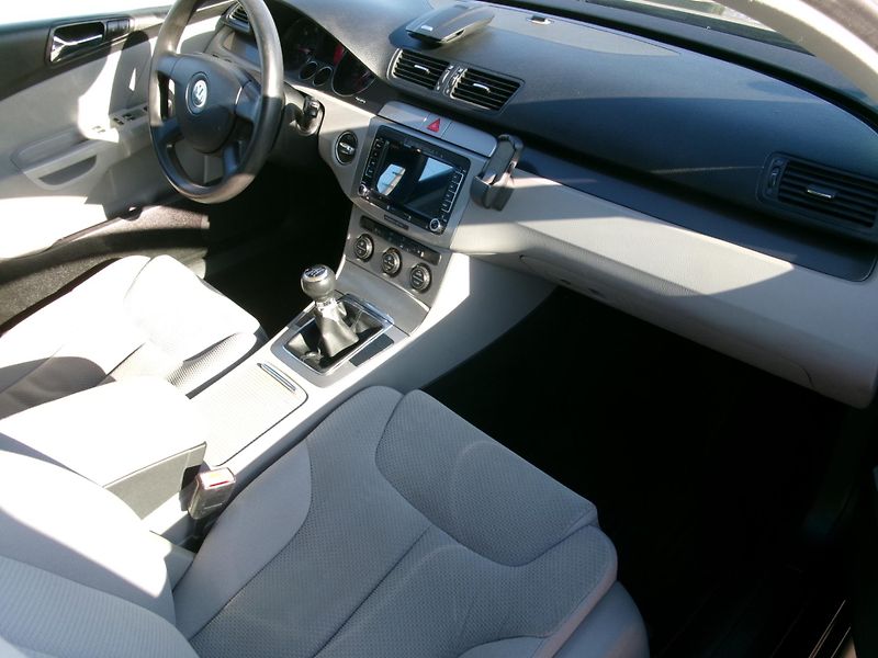 Volkswagen Passat (2007) 2,0TDI 103kW AC TEMP HF - fotka 17 z 25