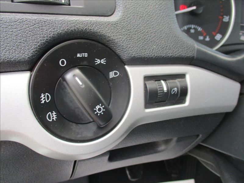 Škoda Octavia 1,4 TSI, klima,xenon,servis, - fotka 23 z 36