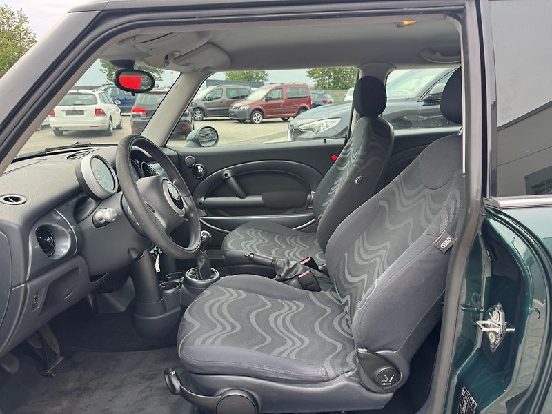 Mini Cooper (2003) One 1.6i 66kW - fotka 10 z 24