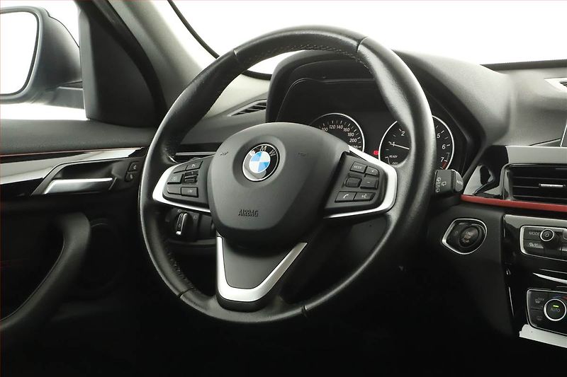 BMW X1 (2017) sDrive18i, ČR,1.maj - fotka 10 z 18