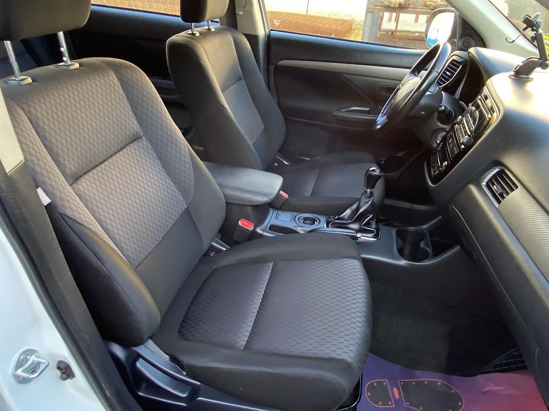 Mitsubishi Outlander (2014) 2,0i - Invite - 1 Majitel - fotka 15 z 42