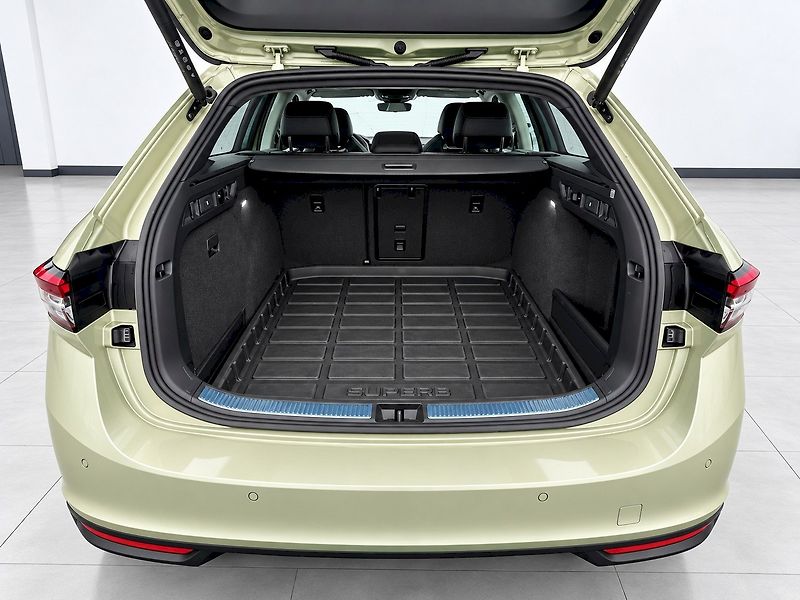 Škoda Superb (2025) COMBI Sportline TD 110 / 2.0 A - fotka 13 z 61